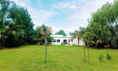 CASA 3 DORMITORIOS EN VENTA GORINA CON JARDÍN