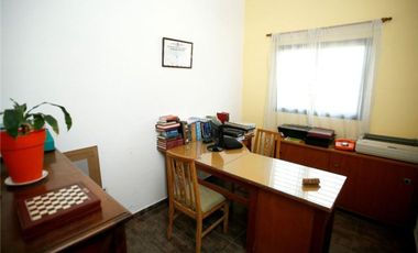 CASA 3 DORMITORIOS EN VENTA GORINA CON JARDÍN