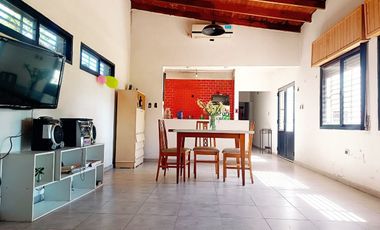 CASA 3 DORMITORIOS EN VENTA GORINA CON JARDÍN