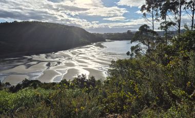 1 HA EN CHILOÉ, ISLA QUINCHAO, VISTA AL MAR, ORILLA Y CASA