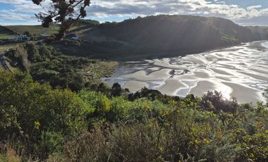 1 HA EN CHILOÉ, ISLA QUINCHAO, VISTA AL MAR, ORILLA Y CASA