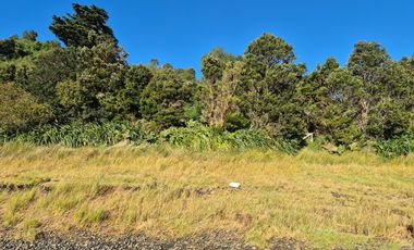 1 HA EN CHILOÉ, ISLA QUINCHAO, VISTA AL MAR, ORILLA Y CASA