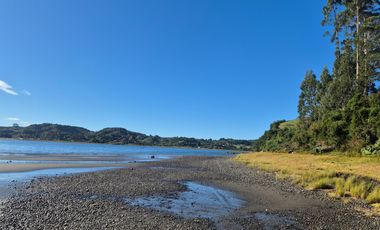 1 HA EN CHILOÉ, ISLA QUINCHAO, VISTA AL MAR, ORILLA Y CASA