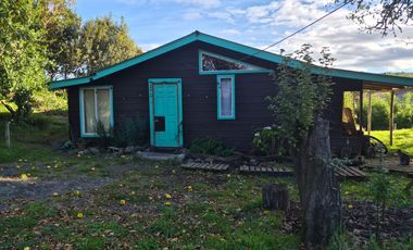 1 HA EN CHILOÉ, ISLA QUINCHAO, VISTA AL MAR, ORILLA Y CASA