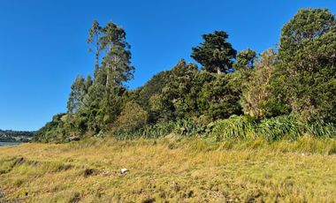 1 HA EN CHILOÉ, ISLA QUINCHAO, VISTA AL MAR, ORILLA Y CASA
