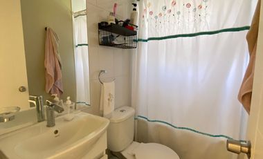 PRECIOSA CASA DE ESQUINA CON GRAN PATIO EN LOS FUNDADORES