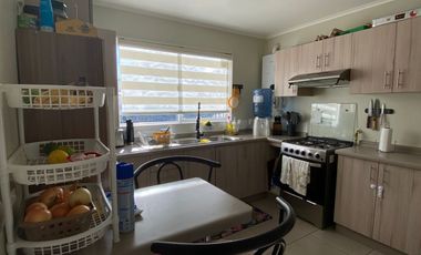 PRECIOSA CASA DE ESQUINA CON GRAN PATIO EN LOS FUNDADORES