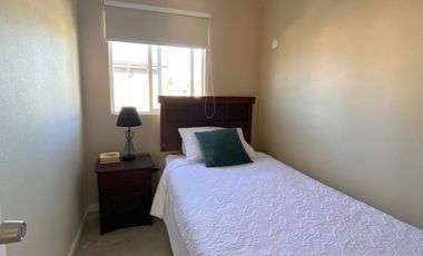 PRECIOSA CASA DE ESQUINA CON GRAN PATIO EN LOS FUNDADORES