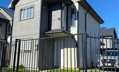 PRECIOSA CASA DE ESQUINA CON GRAN PATIO EN LOS FUNDADORES