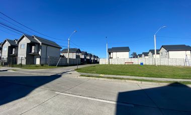 PRECIOSA CASA DE ESQUINA CON GRAN PATIO EN LOS FUNDADORES