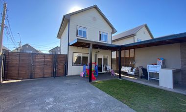 PRECIOSA CASA DE ESQUINA CON GRAN PATIO EN LOS FUNDADORES