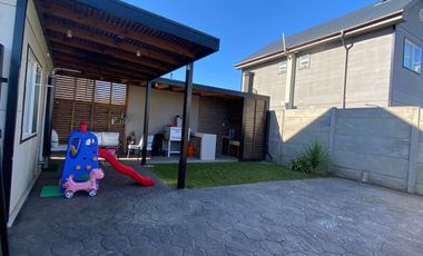 PRECIOSA CASA DE ESQUINA CON GRAN PATIO EN LOS FUNDADORES