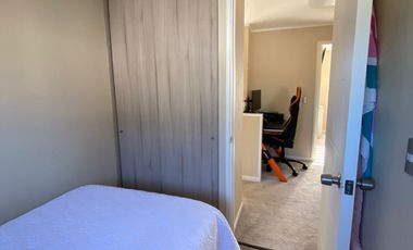 PRECIOSA CASA DE ESQUINA CON GRAN PATIO EN LOS FUNDADORES