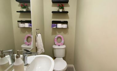 PRECIOSA CASA DE ESQUINA CON GRAN PATIO EN LOS FUNDADORES