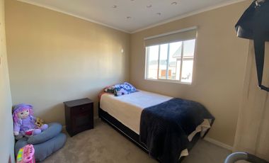 PRECIOSA CASA DE ESQUINA CON GRAN PATIO EN LOS FUNDADORES