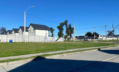 PRECIOSA CASA DE ESQUINA CON GRAN PATIO EN LOS FUNDADORES