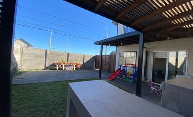 PRECIOSA CASA DE ESQUINA CON GRAN PATIO EN LOS FUNDADORES