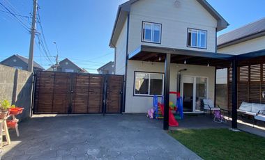 PRECIOSA CASA DE ESQUINA CON GRAN PATIO EN LOS FUNDADORES