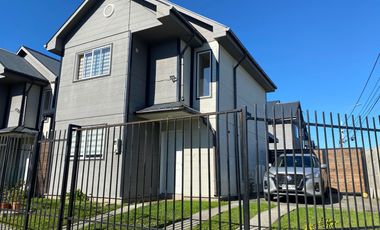 PRECIOSA CASA DE ESQUINA CON GRAN PATIO EN LOS FUNDADORES