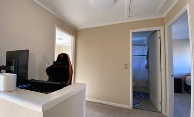 PRECIOSA CASA DE ESQUINA CON GRAN PATIO EN LOS FUNDADORES