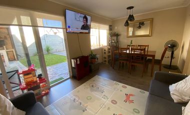 PRECIOSA CASA DE ESQUINA CON GRAN PATIO EN LOS FUNDADORES