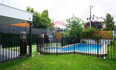 Renovada casa con piscina, cuadras metro el Parrón