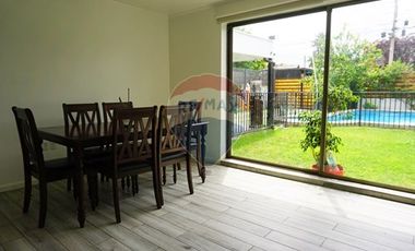 Renovada casa con piscina, cuadras metro el Parrón