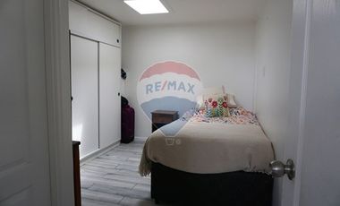 Renovada casa con piscina, cuadras metro el Parrón