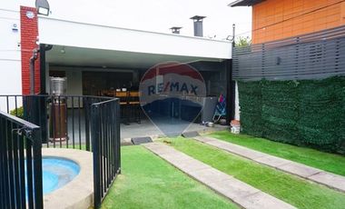 Renovada casa con piscina, cuadras metro el Parrón
