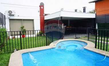 Renovada casa con piscina, cuadras metro el Parrón
