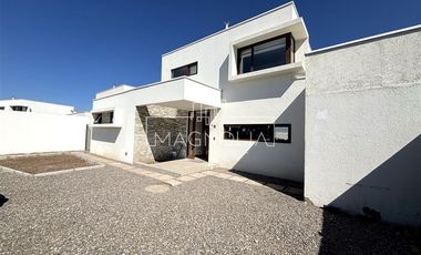 Casa en Arriendo en COLEGIO PEDREGALES, PIEDRA ROJA, CHICUREO
