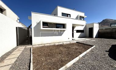 Casa en Arriendo en COLEGIO PEDREGALES, PIEDRA ROJA, CHICUREO