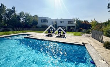 VENTA CASA MEDITERRANEA 5 DORMITORIOS PIEDRA ROJA CHICUREO