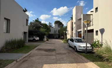 Casa en Housing 3 dormitorios EN ALQUILER en calle Poincaré, Argüello, Zona Norte