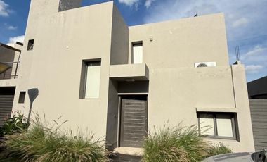 Casa en Housing 3 dormitorios EN ALQUILER en calle Poincaré, Argüello, Zona Norte