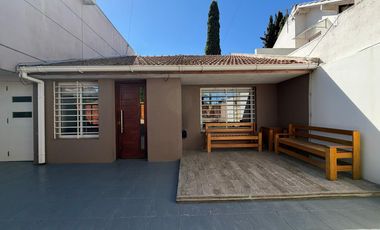 VENTA CASA 4 AMB. C/ GARAJE, QUINCHO Y PARRILLA BARRIO BOSQUE GRANDE