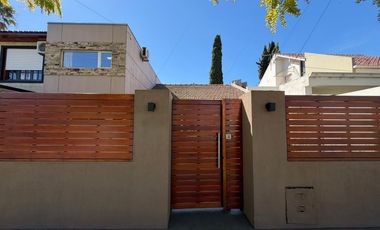 VENTA CASA 4 AMB. C/ GARAJE, QUINCHO Y PARRILLA BARRIO BOSQUE GRANDE