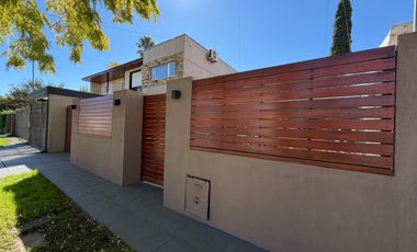 VENTA CASA 4 AMB. C/ GARAJE, QUINCHO Y PARRILLA BARRIO BOSQUE GRANDE