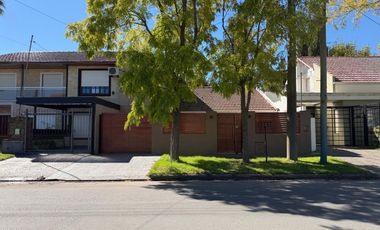 VENTA CASA 4 AMB. C/ GARAJE, QUINCHO Y PARRILLA BARRIO BOSQUE GRANDE