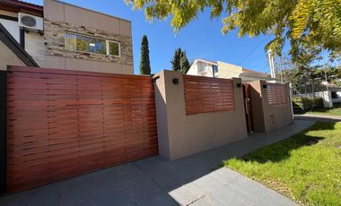 VENTA CASA 4 AMB. C/ GARAJE, QUINCHO Y PARRILLA BARRIO BOSQUE GRANDE