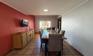 VENTA CASA 4 AMB. C/ GARAJE, QUINCHO Y PARRILLA BARRIO BOSQUE GRANDE