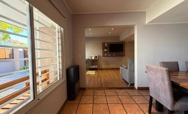 VENTA CASA 4 AMB. C/ GARAJE, QUINCHO Y PARRILLA BARRIO BOSQUE GRANDE
