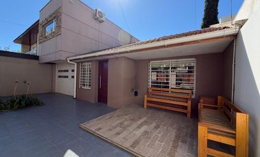 VENTA CASA 4 AMB. C/ GARAJE, QUINCHO Y PARRILLA BARRIO BOSQUE GRANDE
