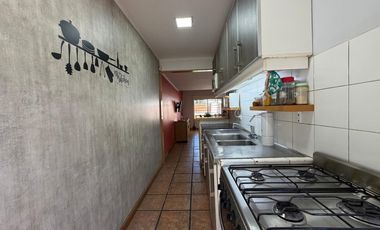 VENTA CASA 4 AMB. C/ GARAJE, QUINCHO Y PARRILLA BARRIO BOSQUE GRANDE