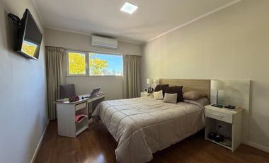 VENTA CASA 4 AMB. C/ GARAJE, QUINCHO Y PARRILLA BARRIO BOSQUE GRANDE