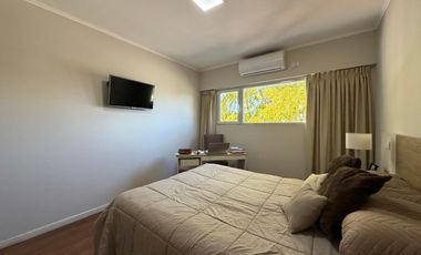 VENTA CASA 4 AMB. C/ GARAJE, QUINCHO Y PARRILLA BARRIO BOSQUE GRANDE
