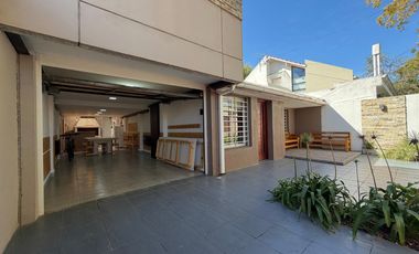 VENTA CASA 4 AMB. C/ GARAJE, QUINCHO Y PARRILLA BARRIO BOSQUE GRANDE
