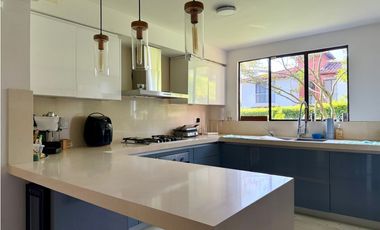 CASA CAMPESTRE EN UNIDAD CON VISTA A LOS CAMPOS DEL CLUB FARALLONES