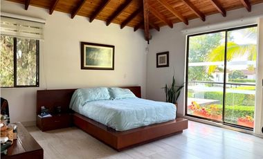 CASA CAMPESTRE EN UNIDAD CON VISTA A LOS CAMPOS DEL CLUB FARALLONES