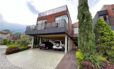 Vendo hermosa casa en Envigado sector Montessori